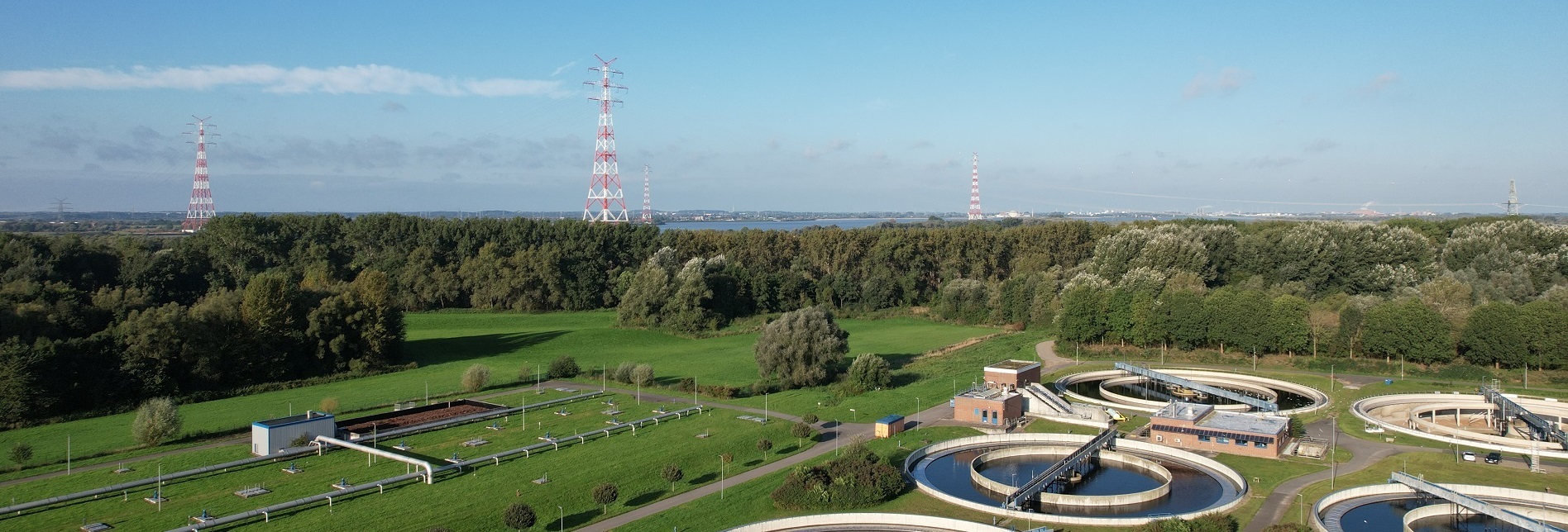 Luftbild der Kläranlage Hetlingen, im Hintergrund sieht am die Elbe.